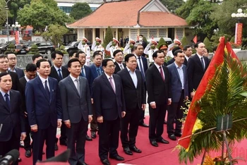 Thủ tướng thắp hương tại Khu tưởng niệm Chủ tịch Hồ Chí Minh. (Ảnh: Trần Hải)