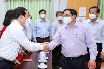 Thủ tướng Phạm Minh Chính thăm, chúc Tết và tặng quà đội ngũ cán bộ, y bác sĩ, nhân viên y tế Thành phố Hồ Chí Minh. (Ảnh: Nhật Bắc)
