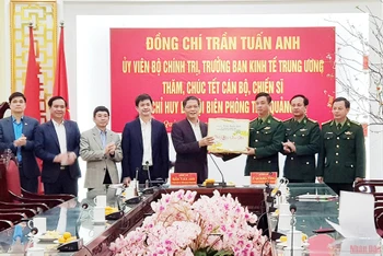 Trưởng ban Kinh tế Trung ương Trần Tuấn Anh và lãnh đạo tỉnh Quảng trị thăm chúc tết Bộ đội Biên phòng Quảng Trị.
