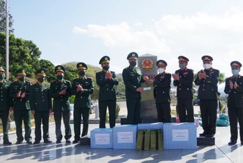Đoàn công tác Bộ Chỉ huy quân sự tỉnh Hủa Phăn tặng quà và chúc Tết cán bộ, chiến sĩ Bộ đội Biên phòng tỉnh Sơn La tại Cột mốc 207.