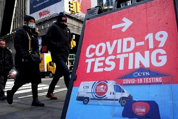 Biển báo xét nghiệm Covid-19 ở quận Manhattan, thành phố New York, Mỹ, ngày 20/1/2022. (Ảnh: REUTERS)