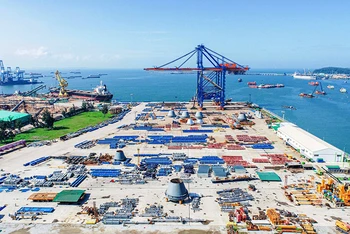 Doosan Vina đang sản xuất, lắp dựng các cẩu trục Super Post Panamax STS cung ứng cho cảng quốc tế Gemalink, Bà Rịa-Vũng Tàu.