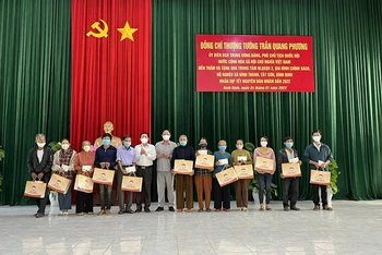 Phó Chủ tịch Quốc hội Trần Quang Phương thăm hỏi, động viên và tặng quà Tết cho 50 gia đình chính sách, hộ nghèo trên địa bàn xã Bình Thành, huyện Tây Sơn, tỉnh Bình Định.