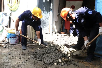 Công nhân Sawaco trám lấp nhiều giếng khoan ở các khu vực đã có hệ thống cấp nước của thành phố.