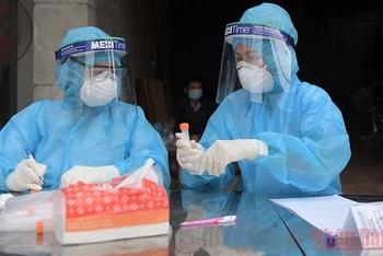 Lực lượng y tế ở Hà Nội lấy mẫu xét nghiệm Covid-19. (Ảnh: Duy Linh)