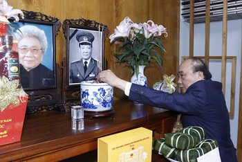 Chủ tịch nước Nguyễn Xuân Phúc dâng hương tưởng nhớ Đại tướng Lê Đức Anh, Chủ tịch nước từ năm 1992-1997. (Ảnh: TTXVN) 