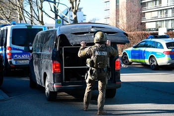 Cảnh sát có mặt tại hiện trường vụ xả súng ở Heidelberg, Đức. (Ảnh: AP)