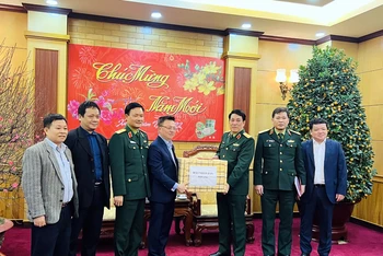Tổng Biên tập Báo Nhân Dân Lê Quốc Minh trao quà tặng một số gia đình chính sách Văn phòng Tổng cục Chính trị Quân đội nhân dân Việt Nam.
