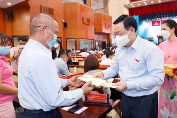 Chủ tịch Quốc hội Vương Đình Huệ tặng quà cán bộ, bác sĩ, người có công tại Thành phố Hồ Chí Minh. (Ảnh: TTXVN)