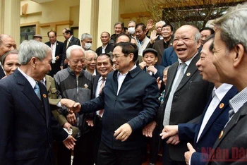 Thủ tướng Chính phủ Phạm Minh Chính và đoàn công tác của Trung ương đã thăm, chúc Tết, nói chuyện với hội viên Câu lạc bộ Hàm Rồng. 