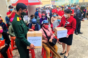 Hội Chữ thập đỏ tỉnh Đắk Lắk và Bộ Chỉ huy Quân sự tỉnh trao quà Tết cho người khuyết tật và lao động bị ảnh hưởng dịch Covid-19 có hoàn cảnh khó khăn.