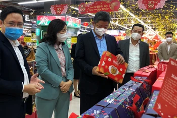 Đoàn công tác của thành phố Hà Nội kiểm tra một siêu thị trên địa bàn Thủ đô.