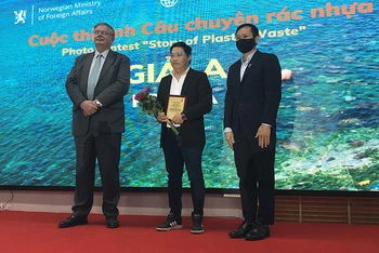 Tác giả Nguyễn Giang Nam, phóng viên báo điện tử Tổ quốc, nhận Giải A của cuộc thi ảnh “Câu chuyện rác nhựa”.