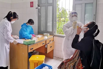 Lấy mẫu xét nghiệm Covid-19 tại Trung tâm Kiểm soát bệnh tật Lâm Đồng.