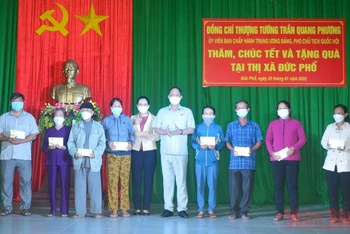 Phó Chủ tịch Quốc hội Trần Quang Phương tặng quà Tết cho người nghèo Quảng Ngãi.