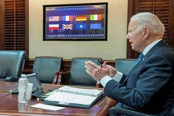 Tổng thống Mỹ Joe Biden họp trực tuyến với các nhà lãnh đạo châu Âu về tình hình Ukraine. (Nguồn: Atalayar)