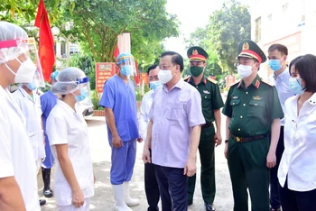 Bí thư Thành ủy Hà Nội Đinh Tiến Dũng kiểm tra công tác phòng, chống dịch tại huyện Thạch Thất.
