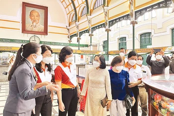 Du khách tham gia tour tham quan mua sắm tại thành phố Hồ Chí Minh.