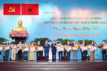 Lãnh đạo TP Hồ Chí Minh trao bằng khen cho các tập thể tiêu biểu.