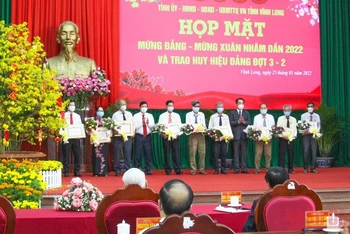 Lãnh đạo tỉnh Vĩnh Long trao huy hiệu Đảng cho những bậc cao niên tuổi Đảng. (Ảnh: Bá Dũng) 