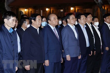 Chủ tịch nước Nguyễn Xuân Phúc và các đại biểu tới dâng hương tưởng nhớ đồng chí Nguyễn Đức Cảnh. (Ảnh: TTXVN)