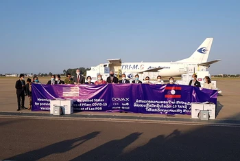 Lễ đón nhận 899.730 liều vaccine Pfizer ngừa Covid-19 của Mỹ viện trợ cho Lào tại Sân bay quốc tế Wattay ngày 24/1. (Ảnh: Pasaxon)