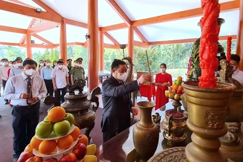 Chủ tịch Quốc Hội Vương Đình Huệ viếng, dâng hoa, dâng hương Chủ tịch Hồ Chí Minh tại Khu tưởng niệm.