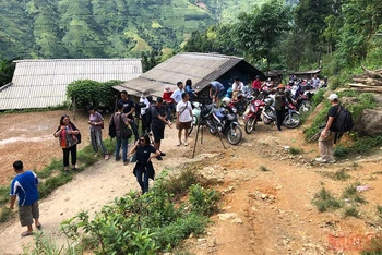 Đội xe đưa nhóm phóng viên báo chí, truyền thông đến làng dệt vải của người La Chí ở Nậm Khánh (Bắc Hà, Lào Cai).