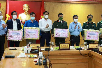Đồng chí Trần Cẩm Tú và đại điện lãnh đạo tỉnh Hà Tĩnh tặng quà cho lực lượng tuyến đầu chống dịch Covid-19 ở Hà Tĩnh.