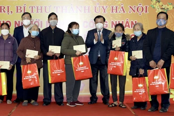 Đồng chí Đinh Tiến Dũng trao quà cho hộ nghèo, gia đình chính sách trên địa bàn TP Nam Định.