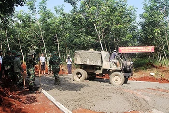 Bộ đội Biên phòng tỉnh Bình Phước phối hợp các lực lượng chức năng và người dân làm đường giao thông nông thôn tại xã Lộc Tấn, huyện Lộc Ninh. (Ảnh: HẢI ÐĂNG)