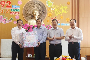 Đồng chí Phan Đình Trạc trao quà Tết tặng tỉnh Quảng Nam.