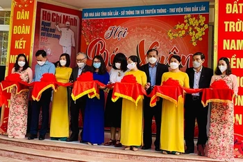 Lãnh đạo các đơn vị tổ chức Hội báo Xuân cắt băng khai mạc Hội báo Xuân Nhâm Dần tỉnh Đắk Lắk 2022.