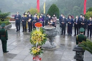 Lãnh đạo tỉnh Cao Bằng dâng hương tại Đền thờ Chủ tịch Hồ Chí Minh tại Khu di tích quốc gia đặc biệt Pác Bó, xã Trường Hà, huyện Hà Quảng (Cao Bằng).