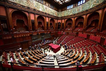 Các đại cử tri tại tại cuộc bầu cử Tổng thống Italy vòng 2 ở Rome ngày 25/1/2022. Ảnh: THX/TTXVN