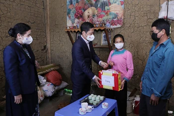 Trưởng Ban Kinh tế trung ương thăm tặng quà gia đình có hoàn cảnh khó khăn tại thành phố Lai Châu.