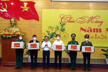 Đồng chí Trần Cẩm Tú tặng quà, động viên các lực lượng tuyến đầu chống dịch tại Quảng Bình.