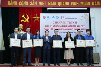 Đồng chí Nguyễn Anh Tuấn (thứ 5 từ phải qua) trao Bằng khen tặng các thành viên tiêu biểu của Ban Điều hành Mạng lưới “Thầy thuốc trẻ đồng hành” khu vực Hà Nội.