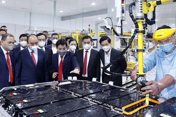 Chủ tịch nước Nguyễn Xuân Phúc tham quan Nhà máy sản xuất ôtô Vinfast. (Ảnh: TTXVN)