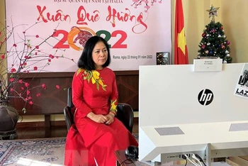 Đại sứ Việt Nam tại Italia Nguyễn Thị Bích Huệ phát biểu tại Xuân quê hương 2022. (Ảnh: Hải Linh/TTXVN)