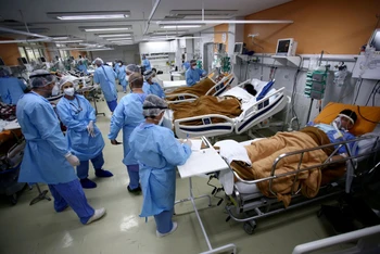 Nhân viên y tế chăm sóc người bệnh trong phòng cấp cứu tại Bệnh viện Nossa Senhora da Conceicao của Brazil. (Ảnh: Reuters)