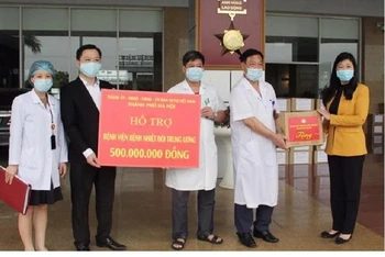 Lãnh đạo Mặt trận Tổ quốc thành phố Hà Nội tặng quà động viên cán bộ, bác sĩ Bệnh viện Nhiệt đới Trung ương.