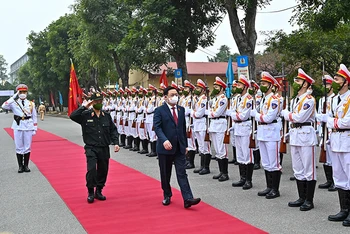Chủ tịch Quốc hội Vương Đình Huệ duyệt đội danh dự Bộ Tư lệnh Cảnh sát cơ động tại lễ đón.