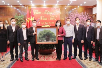 Các đồng chí lãnh đạo tỉnh tặng quà lưu niệm cho Đoàn công tác Báo Nhân Dân.