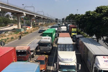 Ô-tô, xe container ùn ứ trên xa lộ Hà Nội (TP Hồ Chí Minh) trong ngày 27/1.
