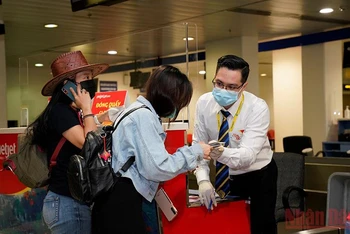 Hành khách làm thủ tục bay tại sân bay Nội Bài.