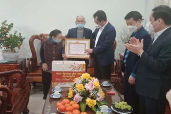 Đồng chí Trịnh Việt Hùng trao Huy hiệu 75 năm tuổi Đảng cho đồng chí Đào Sơn ở tổ 4, phường Hương Sơn, thành phố Thái Nguyên. 
