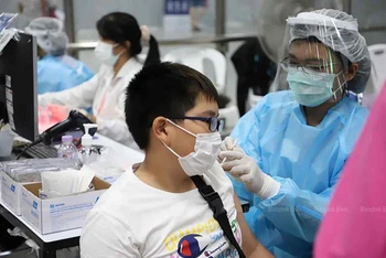 Trẻ em được tiêm liều vaccine Pfizer nhắc lại tại một trung tâm tiêm chủng ở Ga Bang Sue, Bangkok. (Ảnh: Bangkok Post)
