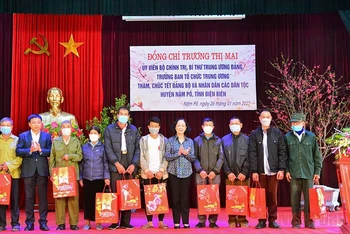 Đồng chí Trương Thị Mai, Ủy viên Bộ Chính trị, Bí thư Trung ương Đảng, Trưởng Ban Tổ chức Trung ương trao quà tặng các gia đình chính sách, hộ nghèo huyện Nậm Pồ.