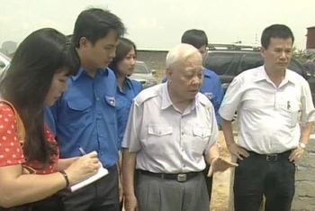 Giáo sư, Viện sĩ Nguyễn Văn Hiệu trong một chuyến kiểm tra, đánh giá hiệu quả mô hình xử lý rác thải nông thôn xây dựng khu dân cư xanh tại huyện Thuỷ Nguyên, TP Hải Phòng.